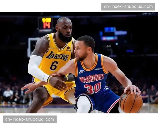 斯潘塞压哨单打詹姆斯成功库里挥舞双拳致敬半场领先湖人