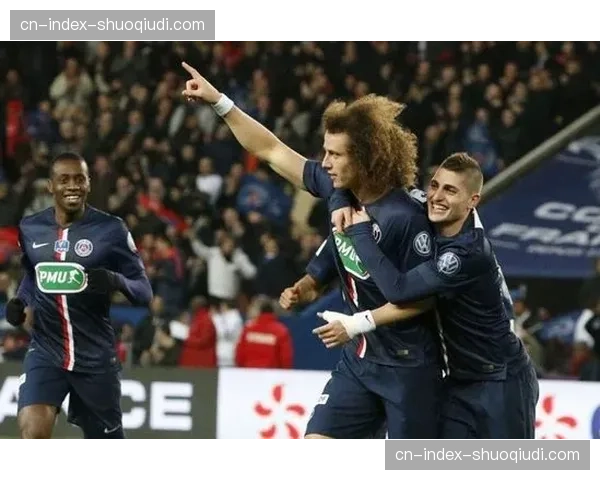 特写：比赛第90分钟，巴黎圣日耳曼后卫在角球防守中关键解围后怒吼